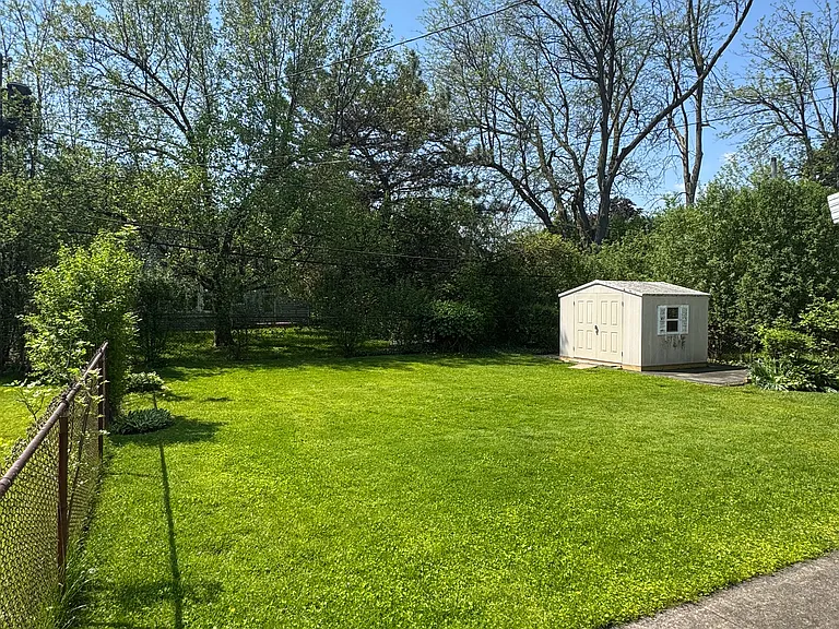 29 Stanford Rd W — Photo 2