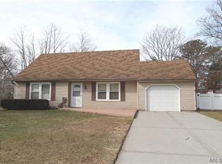 14 Cedar Ridge Dr, Ridge, NY 11961