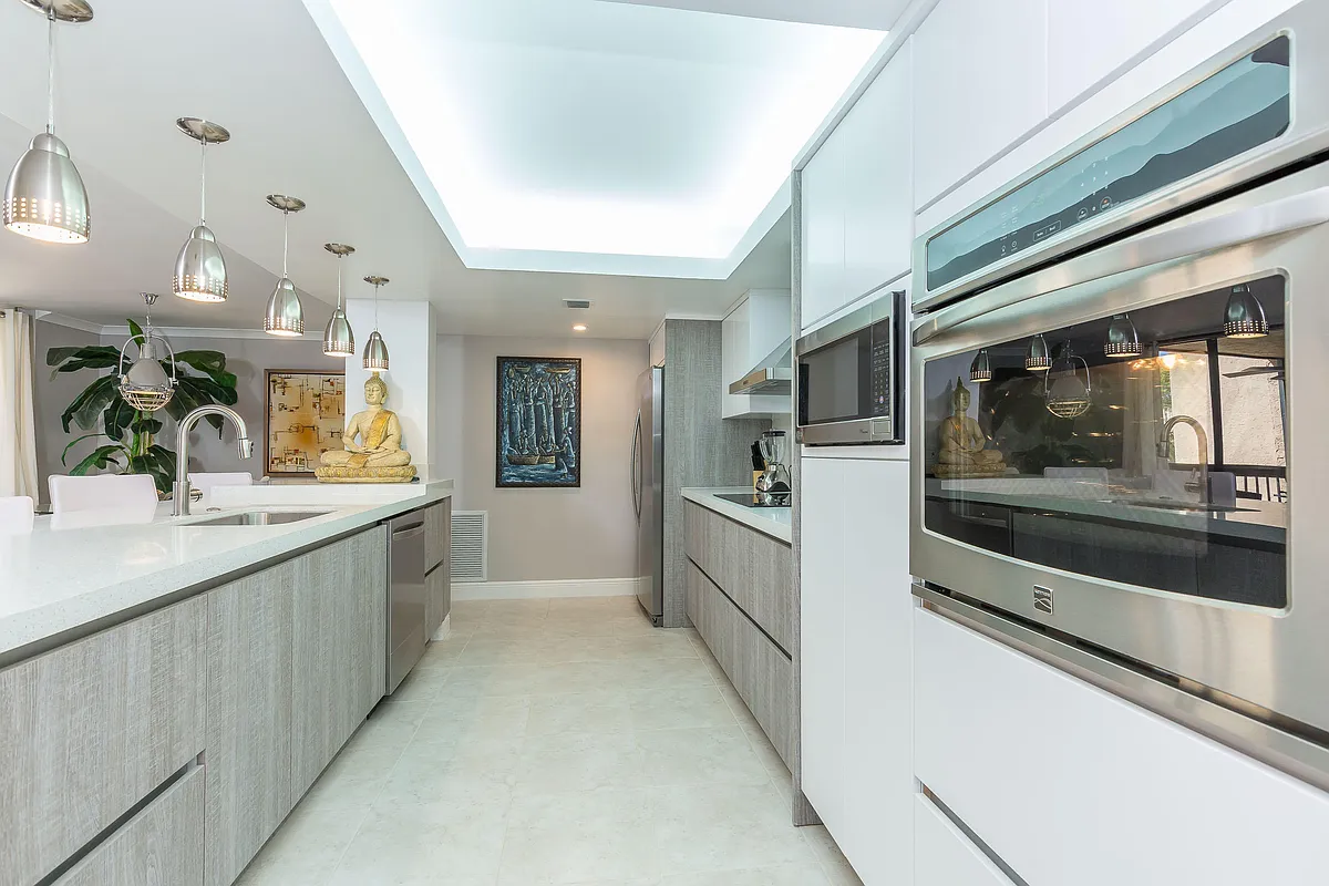 Building Photo - 2455 Lindell Blvd #3304