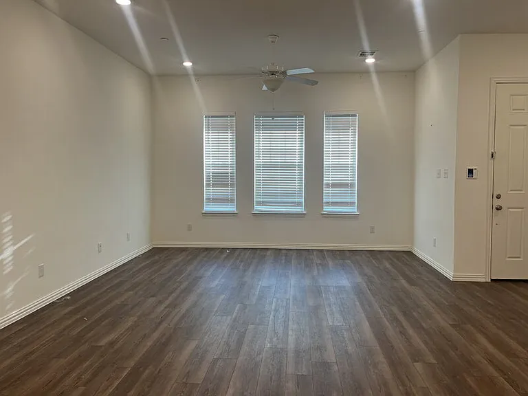 3306 Colorado Ln — Photo 2