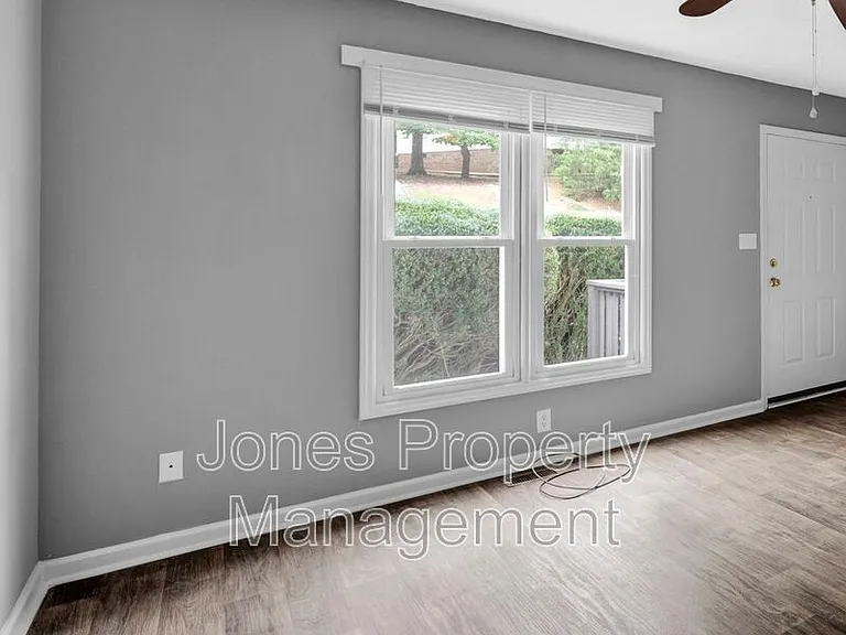 2744 White Oak Ln — Photo 9