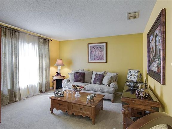 3rd image of 1915 Summit Oak Cir