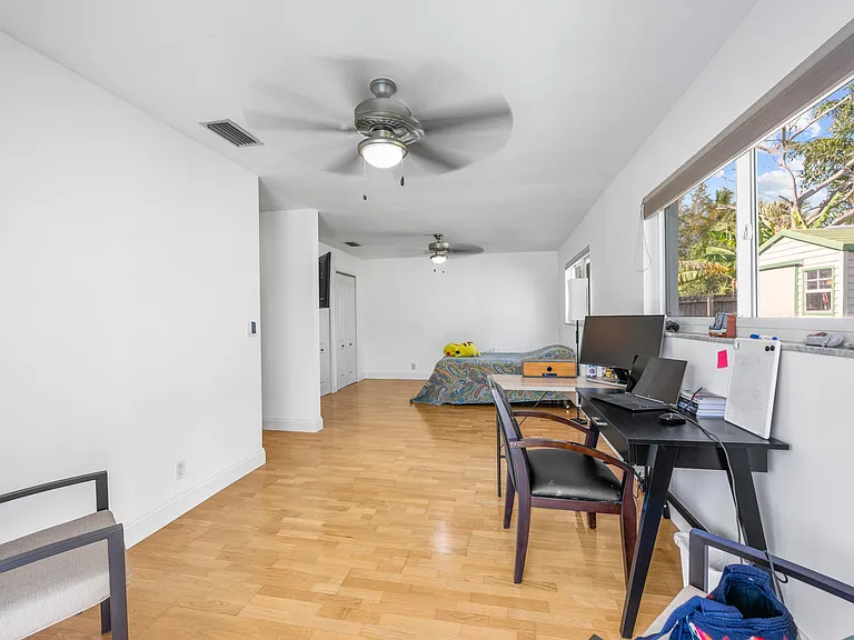 1051 NW 9th St — Photo 11