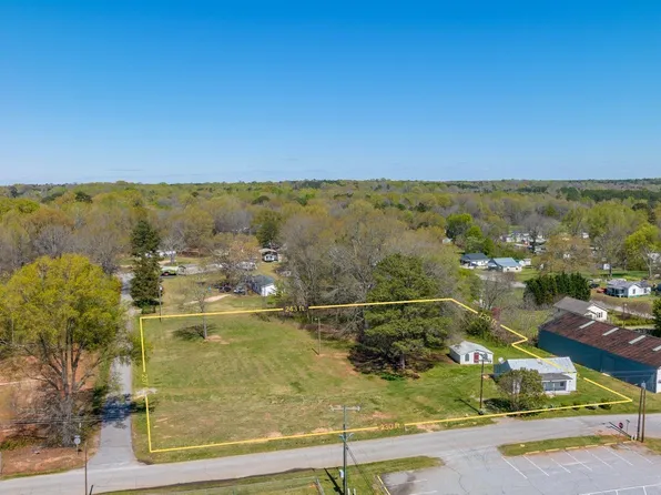 19 Choctaw St, Laurens, SC 29360