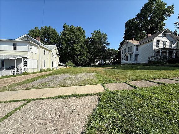 3rd image of 213 Spring St