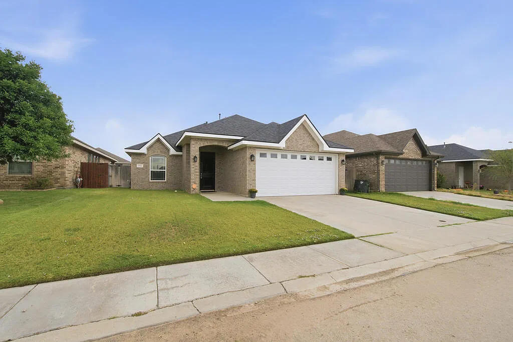 3 bed, 2.0 bath, 1731 sqft, $2,950 — Photo 2