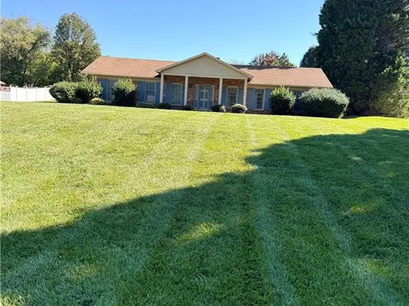 1042 Fairweather Dr, Kernersville, NC 27284