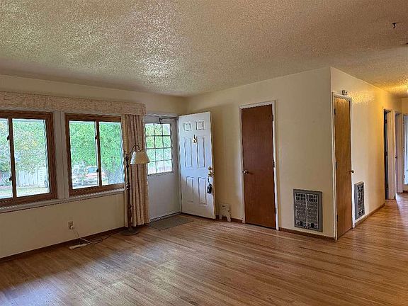3rd image of 807 Oak St