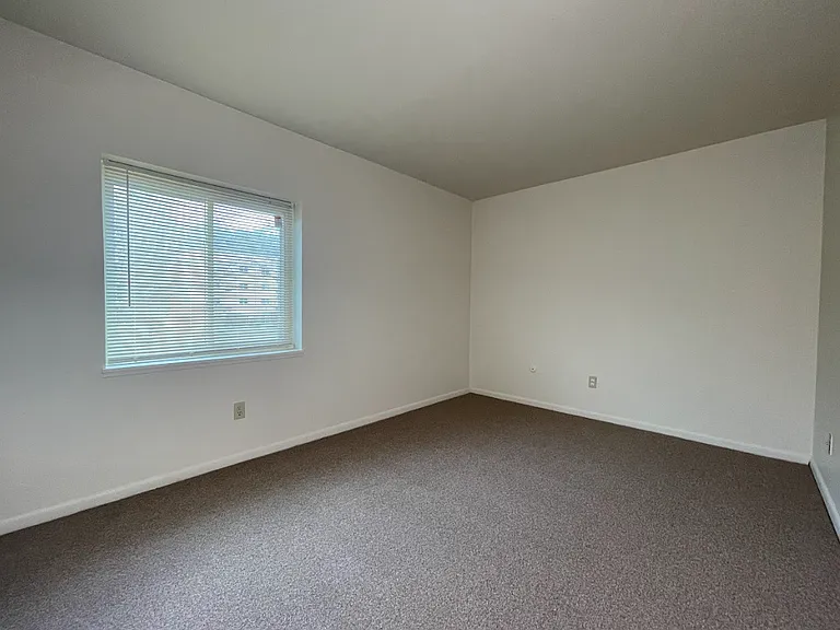 Oak Creek Apartments — Photo 31