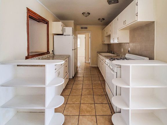 5th image of 1309 Honeysuckle Dr