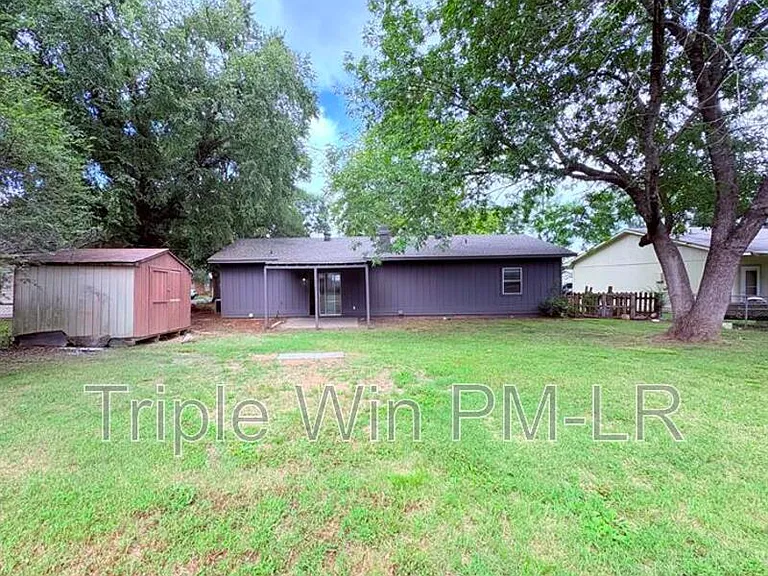 220 Randall Dr — Photo 12