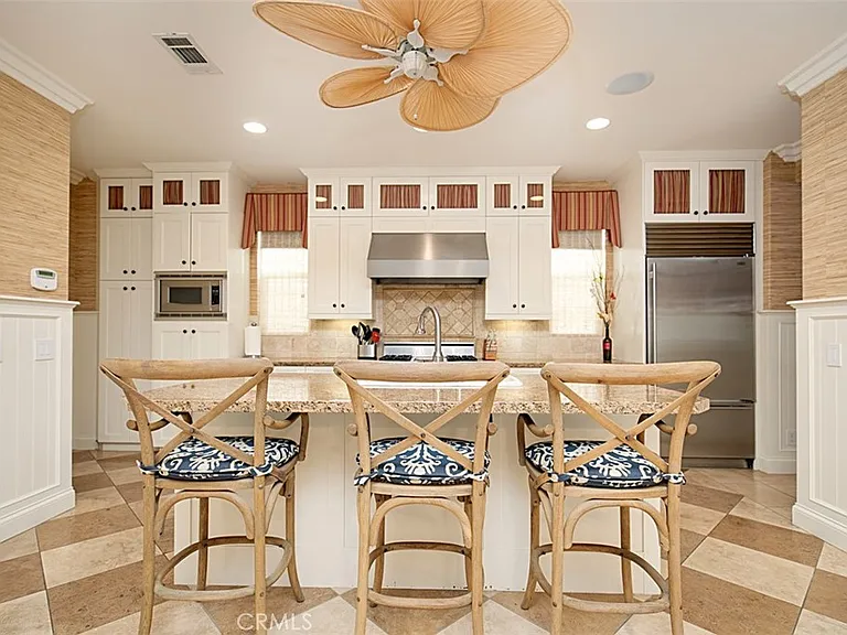 208 E Balboa Blvd — Photo 14