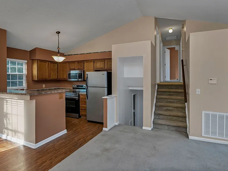 100 Woodspur Rd — Photo 10