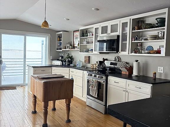 Kitchen right on the water