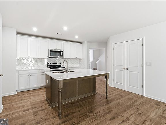 3rd image of 16 Silver Leaf Ln #1