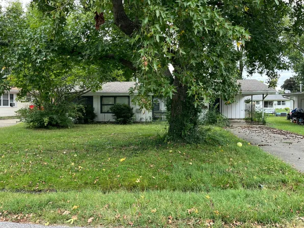 711 E 4th St, Flora, IL 62839