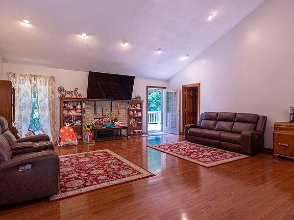 2nd image of 1113 Charles St