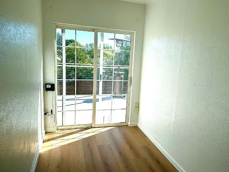 741-743 Hillgirt Cir — Photo 13