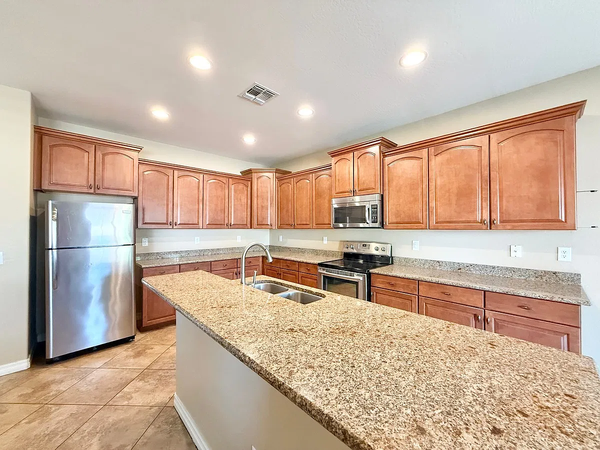 4 bed, 2.0 bath, 2990 sqft, $2,350 — Photo 3