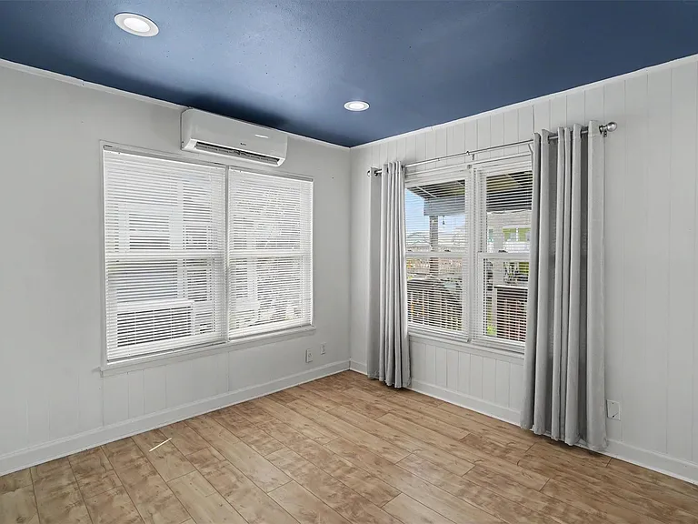 370 Ling St — Photo 8