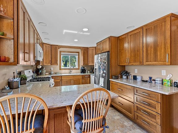 4th image of 1487 McCloud Rd