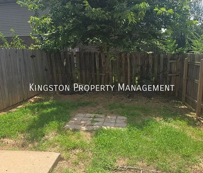 122 Bradford Dr — Photo 16