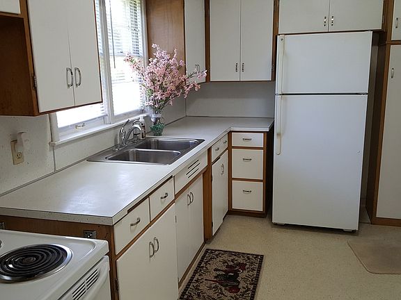 Spacious sunny kitchen