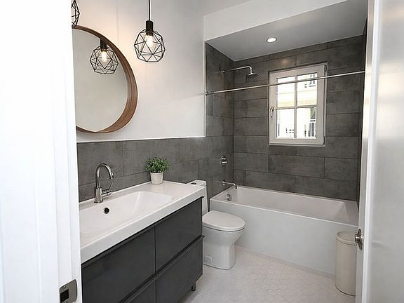 Full Bath w/tub and shower