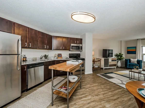 14 E Chestnut St #24G, Chicago, IL 60610