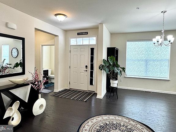 3rd image of 447 Lee Pl