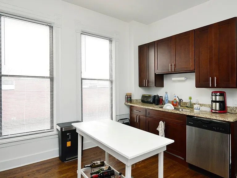 1753 W Erie St #1F — Photo 2