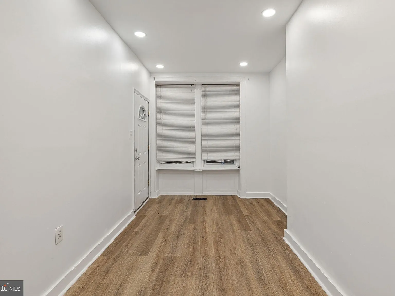 2 bed, 1.0 bath, 2289 sqft, $1,600 — Photo 3