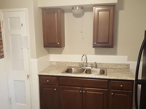 4th image of 7553 Jenwood Ave