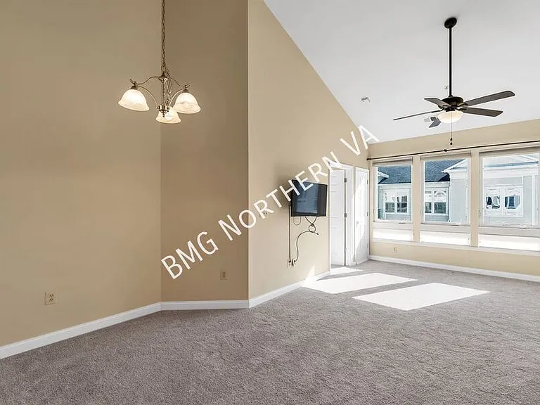 801 Greenbrier St #422 — Photo 5