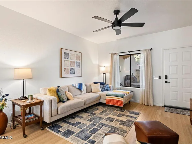 1017 E Maryland Ave #116 — Photo 4