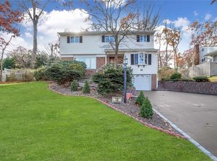 16 Robin Dr, Hauppauge, NY 11788