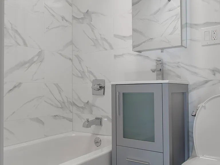 426 Jefferson Ave #1R — Photo 5