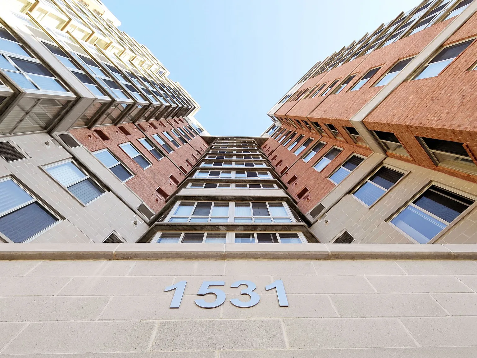 Parc Rosslyn Apartments — Photo 2