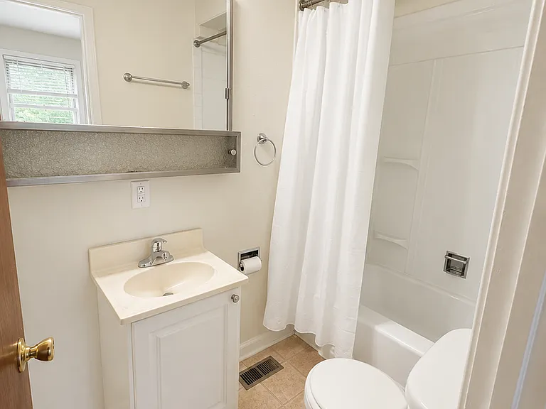 912 N Helena St — Photo 6