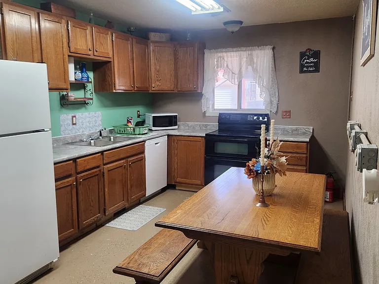409 Commercial St — Photo 8