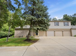 240 Pine Tree Ridge Dr Unit 4, Waterford, MI 48327