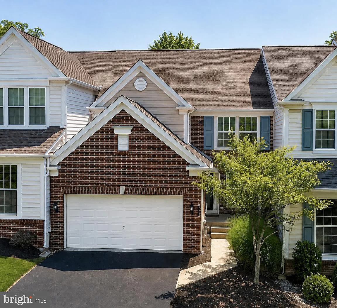 3 bed, 3.5 bath, 3099 sqft, $3,300 — Photo 1
