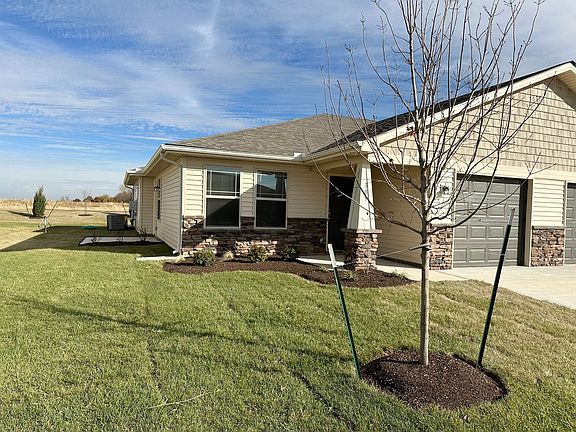 2nd image of 309 SE Rose Garden Ln