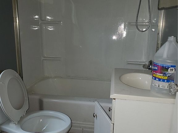 5th image of 102 Jefferson Ave