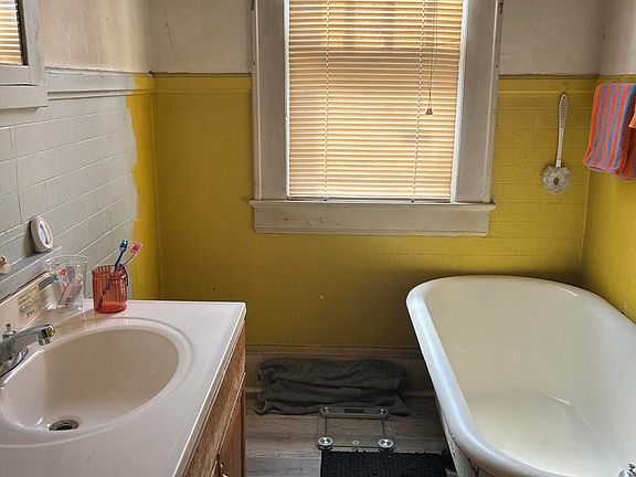 5th image of 910 Chester St