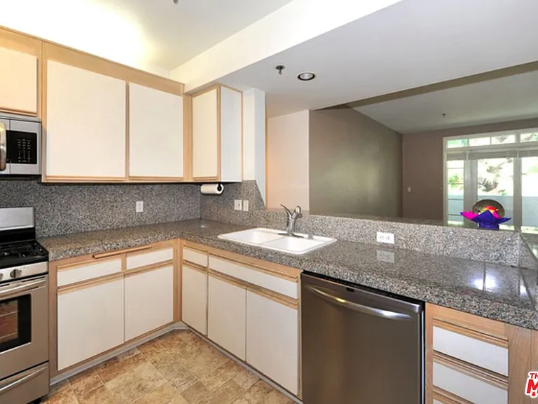 2222 N Beachwood Dr #302 — Photo 9