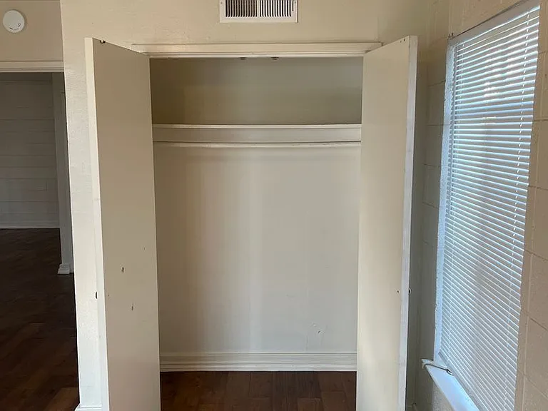 2300 W Hickory St — Photo 29