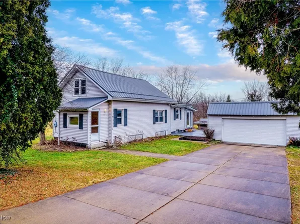 1499 King Dr, Uniontown, OH 44685