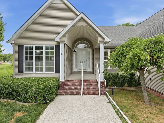 3rd image of 213 Maple Springs Dr