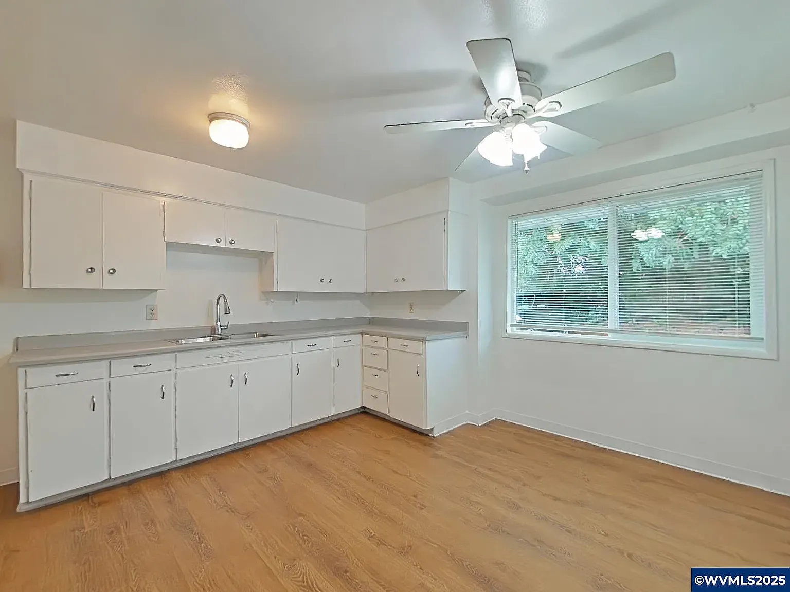 3 bed, 950 sqft, $2,400 — Photo 2